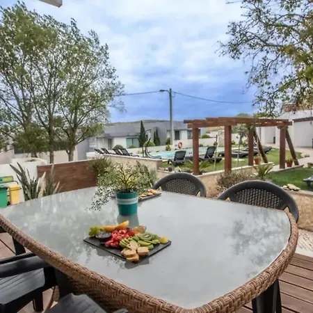 Σπίτι διακοπών Spacious House In Atalaia With Shared Pool